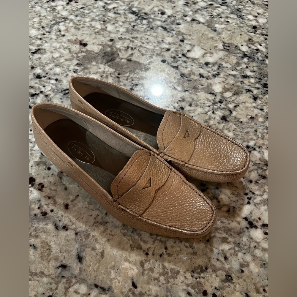 Talbots Women’s Light Tan Leather Loafers Size 7.5 - Picture 2 of 9